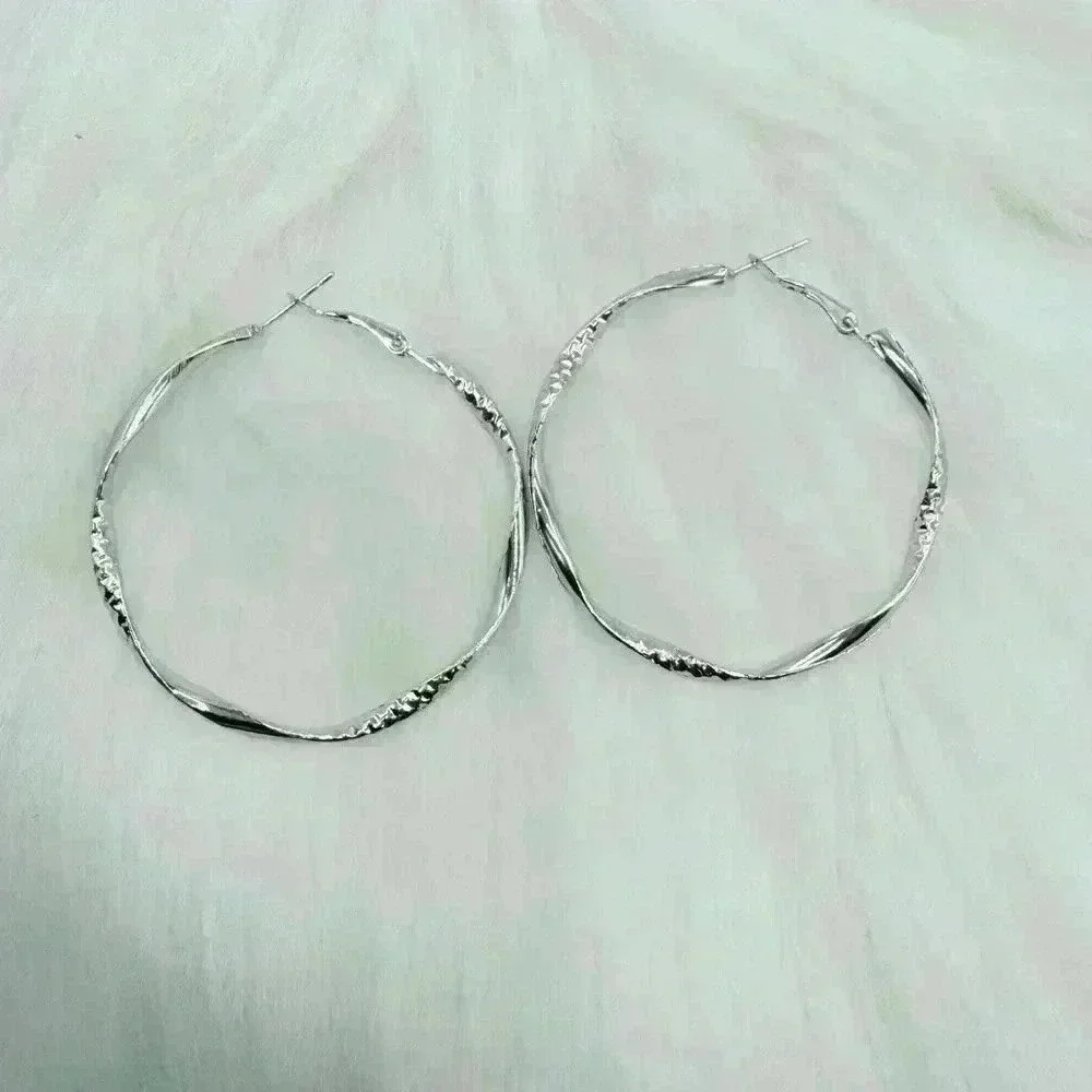 Women's Twisted Circle Design Hoop Earrings